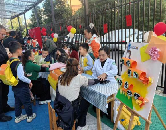  县人民医院走进新世界幼儿园  开展健康服务活动